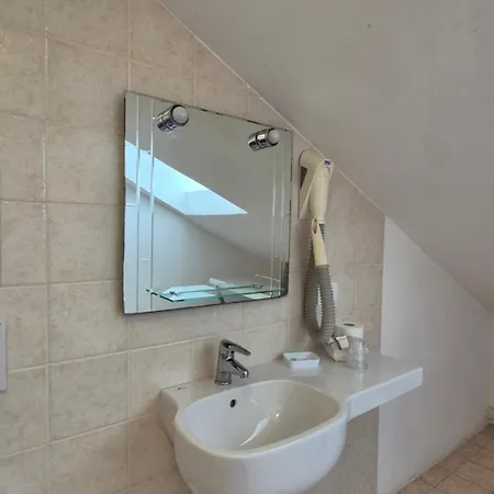 阿尔卡瓦里诺比安克旅馆 利尼亚诺萨比亚多罗