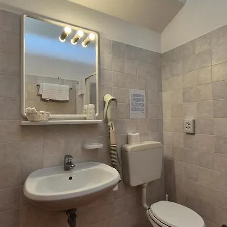 酒店 阿尔卡瓦里诺比安克旅馆 利尼亚诺萨比亚多罗