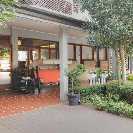 阿尔卡瓦里诺比安克旅馆 利尼亚诺萨比亚多罗