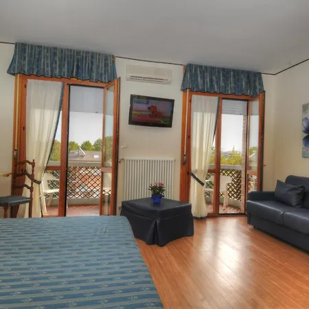 阿尔卡瓦里诺比安克旅馆 3* 利尼亚诺萨比亚多罗